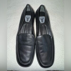 Trotters Allison Black Leather Flats with Minimalist Design